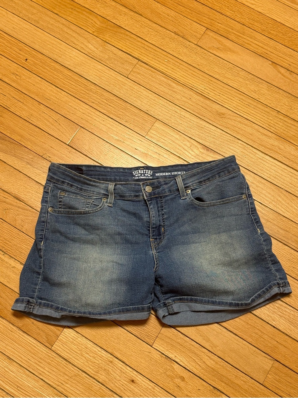 Levi’s Signature Rolled-Hem Denim Shorts